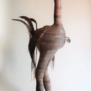 CHEST OF BIRD . Amerikanischer Nussbaum, Scheinbeere, Leder und Federn . 50x50x160 cm