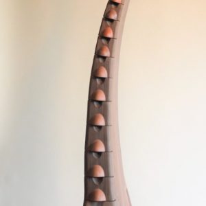 LOUDMOUTHED . Amerikanischer Nussbaum, Rotherz, Zirikota und Leder . 50x50x178 cm