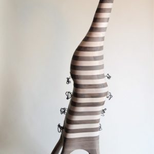 STRIPED DEAR . Amerikanischer Nussbaum, Ahorn und Leder . 50x50x167 cm