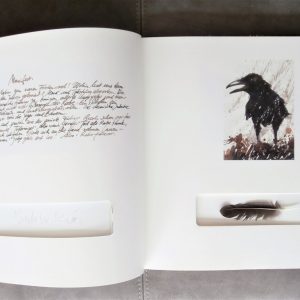 DER RABE . Texte von Bodo W. Klös u.A. . Illustrationen von Bodo W. Klös . mit echter Feder, eingelassen in die Buchseiten . 108 S . edition noir 2006