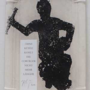 aus: HIER GEHT ES UM DIE WURST - KÜHLEMORIZ . Protagonistendruck-Linolschnitt mit Kühlekohle und Bindemittel auf Imbissschale . 20x13 cm . Protagonist nach: Unbekannter Künstler: Hl. Mauritius (Bratwurstmännla) Kupferblechskulptur (17. JH) Rathausgiebel Coburg