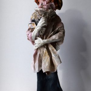 DIE ENGLISCHE GÄRTNERIN . Papier und Draht . 32x9x10cm