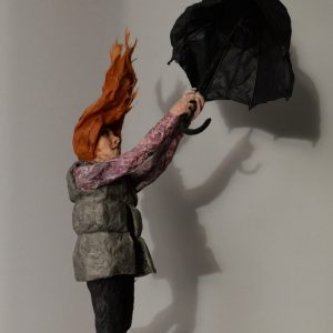 DIE FLIEGENDE ROBERTA . Papier und Draht . 46x7x16cm