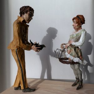 DIE VOGELHÄNDLERIN . Papier und Draht . 28x24x13cm