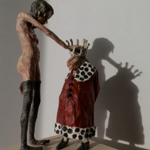 KLEINER DICKER KÖNIG . Papier und Draht . 25x15x8cm